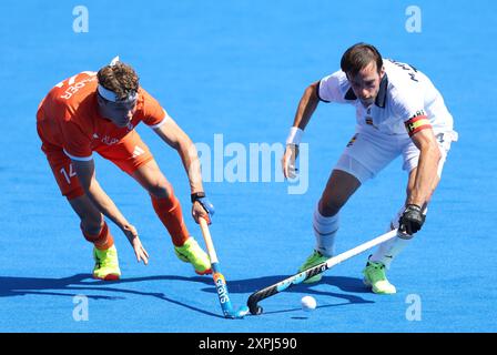 Colombes, Frankreich. August 2024. Derck de Vilder (L) aus den Niederlanden streitet um den Ball während des Hockey-Halbfinales der Männer zwischen den Niederlanden und Spanien in Colombes, Frankreich, 6. August 2024. Quelle: Ren Pengfei/Xinhua/Alamy Live News Stockfoto