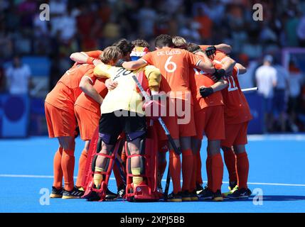 Colombes, Frankreich. August 2024. Die Spieler der Niederlande bereiten sich auf die zweite Hälfte des Halbfinalspiels der Männer zwischen den Niederlanden und Spanien in Colombes, Frankreich, am 6. August 2024 vor. Quelle: Ren Pengfei/Xinhua/Alamy Live News Stockfoto