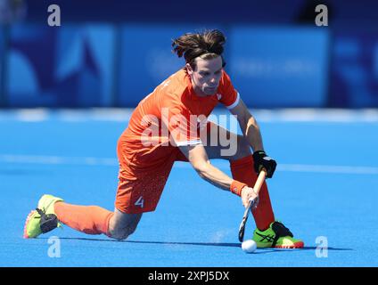 Colombes, Frankreich. August 2024. Lars Balk aus den Niederlanden gibt den Ball im Halbfinale der Männer zwischen den Niederlanden und Spanien in Colombes, Frankreich, am 6. August 2024. Quelle: Ren Pengfei/Xinhua/Alamy Live News Stockfoto