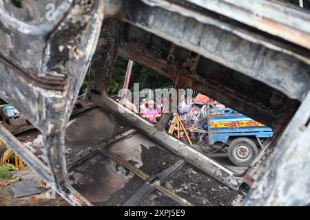 EDS NOTIEREN SIE DEN GRAFISCHEN INHALT. Dhaka, Dhaka, Bangladesch. August 2024. Ein verbranntes Auto wird im parlamentsbereich gesehen, als regierungsfeindliche Demonstranten am 6. August 2024 in Dhaka in Brand setzten, nachdem der ehemalige Premierminister Scheich Hasina aus dem Land geflohen war. (Kreditbild: © Abu Sufian Jewel/ZUMA Press Wire) NUR REDAKTIONELLE VERWENDUNG! Nicht für kommerzielle ZWECKE! Quelle: ZUMA Press, Inc./Alamy Live News Stockfoto