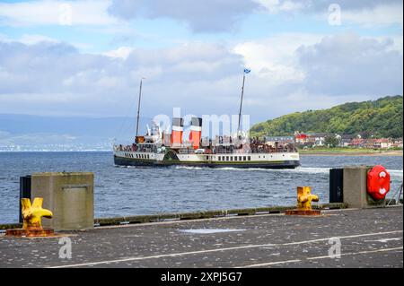 Waverley Paddle Steamer mit Abfahrt vom Largs Pier in North Ayrshire, Schottland, Großbritannien, Europa Stockfoto