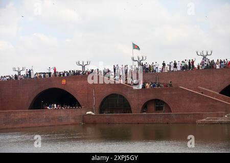 EDS NOTIEREN SIE DEN GRAFISCHEN INHALT. Dhaka, Dhaka, Bangladesch. August 2024. Menschen, die das parlamentsgebäude in Dhaka, Bangladesch, am 06. August 2024 besuchten, trat Scheich Hasina zurück und floh am 05. August 2024 aus dem Land. (Kreditbild: © Abu Sufian Jewel/ZUMA Press Wire) NUR REDAKTIONELLE VERWENDUNG! Nicht für kommerzielle ZWECKE! Quelle: ZUMA Press, Inc./Alamy Live News Stockfoto