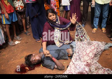 EDS NOTIEREN SIE DEN GRAFISCHEN INHALT. Dhaka, Dhaka, Bangladesch. August 2024. Eine Mutter weint, nachdem sie am 06. August 2024 die verkohlte Leiche ihres Kindes vor dem Bangabandhu Memorial Museum auf der Straße in Dhaka, Bangladesch, gefunden hatte.das Bangabandhu Memorial Museum wird am 5. August 2024 von regierungsfeindlichen Demonstranten in Dhaka in Brand gesetzt. (Kreditbild: © Abu Sufian Jewel/ZUMA Press Wire) NUR REDAKTIONELLE VERWENDUNG! Nicht für kommerzielle ZWECKE! Quelle: ZUMA Press, Inc./Alamy Live News Stockfoto