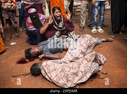 EDS NOTIEREN SIE DEN GRAFISCHEN INHALT. Dhaka, Dhaka, Bangladesch. August 2024. Eine Mutter weint, nachdem sie am 06. August 2024 die verkohlte Leiche ihres Kindes vor dem Bangabandhu Memorial Museum auf der Straße in Dhaka, Bangladesch, gefunden hatte.das Bangabandhu Memorial Museum wird am 5. August 2024 von regierungsfeindlichen Demonstranten in Dhaka in Brand gesetzt. (Kreditbild: © Abu Sufian Jewel/ZUMA Press Wire) NUR REDAKTIONELLE VERWENDUNG! Nicht für kommerzielle ZWECKE! Quelle: ZUMA Press, Inc./Alamy Live News Stockfoto
