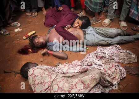 EDS NOTIEREN SIE DEN GRAFISCHEN INHALT. Dhaka, Dhaka, Bangladesch. August 2024. Eine Mutter weint, nachdem sie am 06. August 2024 die verkohlte Leiche ihres Kindes vor dem Bangabandhu Memorial Museum auf der Straße in Dhaka, Bangladesch, gefunden hatte.das Bangabandhu Memorial Museum wird am 5. August 2024 von regierungsfeindlichen Demonstranten in Dhaka in Brand gesetzt. (Kreditbild: © Abu Sufian Jewel/ZUMA Press Wire) NUR REDAKTIONELLE VERWENDUNG! Nicht für kommerzielle ZWECKE! Quelle: ZUMA Press, Inc./Alamy Live News Stockfoto