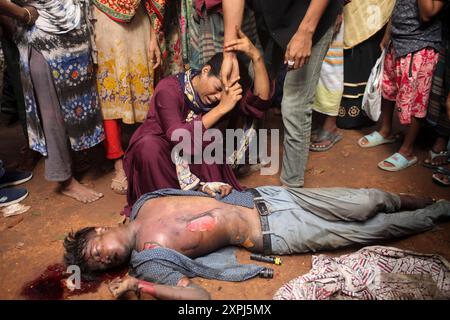 EDS NOTIEREN SIE DEN GRAFISCHEN INHALT. Dhaka, Dhaka, Bangladesch. August 2024. Eine Mutter weint, nachdem sie am 06. August 2024 die verkohlte Leiche ihres Kindes vor dem Bangabandhu Memorial Museum auf der Straße in Dhaka, Bangladesch, gefunden hatte.das Bangabandhu Memorial Museum wird am 5. August 2024 von regierungsfeindlichen Demonstranten in Dhaka in Brand gesetzt. (Kreditbild: © Abu Sufian Jewel/ZUMA Press Wire) NUR REDAKTIONELLE VERWENDUNG! Nicht für kommerzielle ZWECKE! Quelle: ZUMA Press, Inc./Alamy Live News Stockfoto