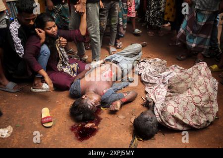 EDS NOTIEREN SIE DEN GRAFISCHEN INHALT. Dhaka, Dhaka, Bangladesch. August 2024. Eine Mutter weint, nachdem sie am 06. August 2024 die verkohlte Leiche ihres Kindes vor dem Bangabandhu Memorial Museum auf der Straße in Dhaka, Bangladesch, gefunden hatte.das Bangabandhu Memorial Museum wird am 5. August 2024 von regierungsfeindlichen Demonstranten in Dhaka in Brand gesetzt. (Kreditbild: © Abu Sufian Jewel/ZUMA Press Wire) NUR REDAKTIONELLE VERWENDUNG! Nicht für kommerzielle ZWECKE! Quelle: ZUMA Press, Inc./Alamy Live News Stockfoto