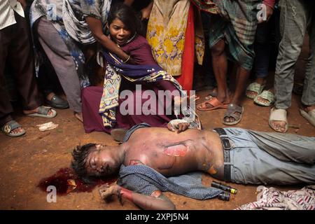 EDS NOTIEREN SIE DEN GRAFISCHEN INHALT. Dhaka, Dhaka, Bangladesch. August 2024. Eine Mutter weint, nachdem sie am 06. August 2024 die verkohlte Leiche ihres Kindes vor dem Bangabandhu Memorial Museum auf der Straße in Dhaka, Bangladesch, gefunden hatte.das Bangabandhu Memorial Museum wird am 5. August 2024 von regierungsfeindlichen Demonstranten in Dhaka in Brand gesetzt. (Kreditbild: © Abu Sufian Jewel/ZUMA Press Wire) NUR REDAKTIONELLE VERWENDUNG! Nicht für kommerzielle ZWECKE! Quelle: ZUMA Press, Inc./Alamy Live News Stockfoto