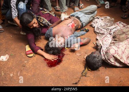 EDS NOTIEREN SIE DEN GRAFISCHEN INHALT. Dhaka, Dhaka, Bangladesch. August 2024. Eine Mutter weint, nachdem sie am 06. August 2024 die verkohlte Leiche ihres Kindes vor dem Bangabandhu Memorial Museum auf der Straße in Dhaka, Bangladesch, gefunden hatte.das Bangabandhu Memorial Museum wird am 5. August 2024 von regierungsfeindlichen Demonstranten in Dhaka in Brand gesetzt. (Kreditbild: © Abu Sufian Jewel/ZUMA Press Wire) NUR REDAKTIONELLE VERWENDUNG! Nicht für kommerzielle ZWECKE! Quelle: ZUMA Press, Inc./Alamy Live News Stockfoto