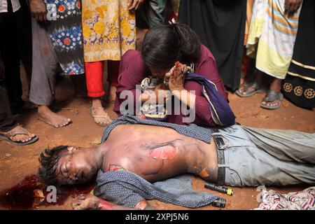 EDS NOTIEREN SIE DEN GRAFISCHEN INHALT. Dhaka, Dhaka, Bangladesch. August 2024. Eine Mutter weint, nachdem sie am 06. August 2024 die verkohlte Leiche ihres Kindes vor dem Bangabandhu Memorial Museum auf der Straße in Dhaka, Bangladesch, gefunden hatte.das Bangabandhu Memorial Museum wird am 5. August 2024 von regierungsfeindlichen Demonstranten in Dhaka in Brand gesetzt. (Kreditbild: © Abu Sufian Jewel/ZUMA Press Wire) NUR REDAKTIONELLE VERWENDUNG! Nicht für kommerzielle ZWECKE! Quelle: ZUMA Press, Inc./Alamy Live News Stockfoto