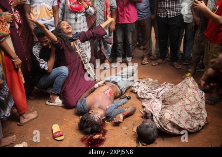 EDS NOTIEREN SIE DEN GRAFISCHEN INHALT. Dhaka, Dhaka, Bangladesch. August 2024. Eine Mutter weint, nachdem sie am 06. August 2024 die verkohlte Leiche ihres Kindes vor dem Bangabandhu Memorial Museum auf der Straße in Dhaka, Bangladesch, gefunden hatte.das Bangabandhu Memorial Museum wird am 5. August 2024 von regierungsfeindlichen Demonstranten in Dhaka in Brand gesetzt. (Kreditbild: © Abu Sufian Jewel/ZUMA Press Wire) NUR REDAKTIONELLE VERWENDUNG! Nicht für kommerzielle ZWECKE! Quelle: ZUMA Press, Inc./Alamy Live News Stockfoto