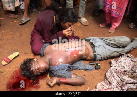 EDS NOTIEREN SIE DEN GRAFISCHEN INHALT. Dhaka, Dhaka, Bangladesch. August 2024. Eine Mutter weint, nachdem sie am 06. August 2024 die verkohlte Leiche ihres Kindes vor dem Bangabandhu Memorial Museum auf der Straße in Dhaka, Bangladesch, gefunden hatte.das Bangabandhu Memorial Museum wird am 5. August 2024 von regierungsfeindlichen Demonstranten in Dhaka in Brand gesetzt. (Kreditbild: © Abu Sufian Jewel/ZUMA Press Wire) NUR REDAKTIONELLE VERWENDUNG! Nicht für kommerzielle ZWECKE! Quelle: ZUMA Press, Inc./Alamy Live News Stockfoto