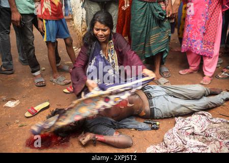 EDS NOTIEREN SIE DEN GRAFISCHEN INHALT. Dhaka, Dhaka, Bangladesch. August 2024. Eine Mutter weint, nachdem sie am 06. August 2024 die verkohlte Leiche ihres Kindes vor dem Bangabandhu Memorial Museum auf der Straße in Dhaka, Bangladesch, gefunden hatte.das Bangabandhu Memorial Museum wird am 5. August 2024 von regierungsfeindlichen Demonstranten in Dhaka in Brand gesetzt. (Kreditbild: © Abu Sufian Jewel/ZUMA Press Wire) NUR REDAKTIONELLE VERWENDUNG! Nicht für kommerzielle ZWECKE! Quelle: ZUMA Press, Inc./Alamy Live News Stockfoto