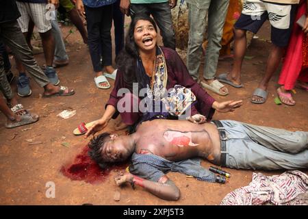 EDS NOTIEREN SIE DEN GRAFISCHEN INHALT. Dhaka, Dhaka, Bangladesch. August 2024. Eine Mutter weint, nachdem sie am 06. August 2024 die verkohlte Leiche ihres Kindes vor dem Bangabandhu Memorial Museum auf der Straße in Dhaka, Bangladesch, gefunden hatte.das Bangabandhu Memorial Museum wird am 5. August 2024 von regierungsfeindlichen Demonstranten in Dhaka in Brand gesetzt. (Kreditbild: © Abu Sufian Jewel/ZUMA Press Wire) NUR REDAKTIONELLE VERWENDUNG! Nicht für kommerzielle ZWECKE! Quelle: ZUMA Press, Inc./Alamy Live News Stockfoto