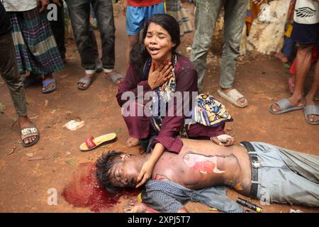 EDS NOTIEREN SIE DEN GRAFISCHEN INHALT. Dhaka, Dhaka, Bangladesch. August 2024. Eine Mutter weint, nachdem sie am 06. August 2024 die verkohlte Leiche ihres Kindes vor dem Bangabandhu Memorial Museum auf der Straße in Dhaka, Bangladesch, gefunden hatte.das Bangabandhu Memorial Museum wird am 5. August 2024 von regierungsfeindlichen Demonstranten in Dhaka in Brand gesetzt. (Kreditbild: © Abu Sufian Jewel/ZUMA Press Wire) NUR REDAKTIONELLE VERWENDUNG! Nicht für kommerzielle ZWECKE! Quelle: ZUMA Press, Inc./Alamy Live News Stockfoto