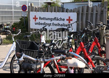 Niedersachsen, Langeoog, Tausende Touristen mit dem Fahrrad am Strand von der Nordseeinsel Langeoog, Urlaub an der Nordsee, Strandkörbe, Nordsee, Meer, *** Niedersachsen, Langeoog, Tausende von Touristen auf Fahrrädern am Strand der Nordseeinsel Langeoog, Urlaub an der Nordsee, Liegestühle, Nordsee, Meer, Stockfoto