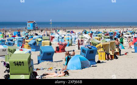 Niedersachsen, Langeoog, Tausende Touristen am Strand von der Nordseeinsel Langeoog, Urlaub an der Nordsee, Strandkörbr, Nordsee, Meer, Sommerferien, *** Niedersachsen, Langeoog, Tausende Touristen am Strand der Nordseeinsel Langeoog, Urlaub an der Nordsee, Liegen, Nordsee, Meer, Sommerurlaub, Stockfoto