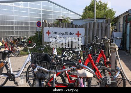 Niedersachsen, Langeoog, Tausende Touristen mit dem Fahrrad am Strand von der Nordseeinsel Langeoog, Urlaub an der Nordsee, Strandkörbe, Nordsee, Meer, *** Niedersachsen, Langeoog, Tausende von Touristen auf Fahrrädern am Strand der Nordseeinsel Langeoog, Urlaub an der Nordsee, Liegestühle, Nordsee, Meer, Stockfoto