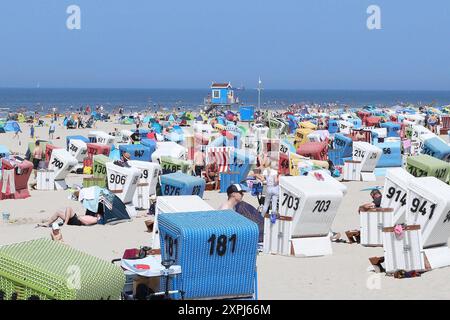 Niedersachsen, Langeoog, Tausende Touristen am Strand von der Nordseeinsel Langeoog, Urlaub an der Nordsee, Strandkörbr, Nordsee, Meer, Sommerferien, *** Niedersachsen, Langeoog, Tausende Touristen am Strand der Nordseeinsel Langeoog, Urlaub an der Nordsee, Liegen, Nordsee, Meer, Sommerurlaub, Stockfoto