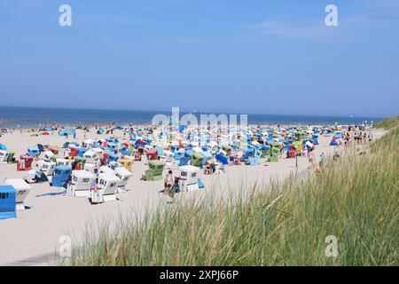 Niedersachsen, Langeoog, Tausende Touristen am Strand von der Nordseeinsel Langeoog, Urlaub an der Nordsee, Strandkörbr, Nordsee, Meer, Sommerferien, *** Niedersachsen, Langeoog, Tausende Touristen am Strand der Nordseeinsel Langeoog, Urlaub an der Nordsee, Liegen, Nordsee, Meer, Sommerurlaub, Stockfoto