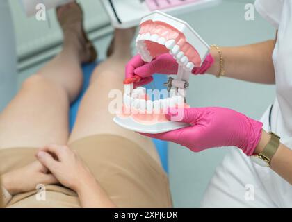 Zahnarzt mit der richtigen Putztechnik am Dentalmodell Stockfoto