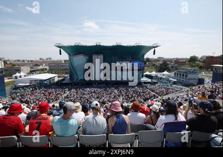 Le Bourget, Frankreich. August 2024. Zuschauer sehen die Geschwindigkeitsqualifikation der Männer im Sportklettern bei den Olympischen Spielen 2024 in Paris am 6. August 2024 im Kletterort Le Bourget in der Nähe von Paris, Frankreich. Quelle: Gao Jing/Xinhua/Alamy Live News Stockfoto