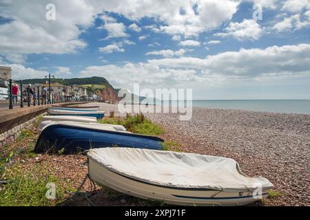 Hölzerne Ruderboote fuhren nach Sidmouth Beach, Devon, Devonshire, England. Stockfoto