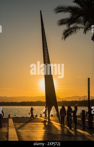 Metallskulptur am Meer in Salou, Costa Dorada, Spanien bei Sonnenuntergang. Die Skulptur ist bekannt als Els Pilons und wurde von Esteva geschaffen. Stockfoto