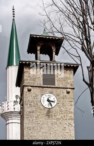 Travnik, Bosnien und Herzegowina – August 2023: Kirchturm (Sahat Kula) na Gornja Čaršija in Travnik und Minarett der Moschee in Gornja Čaršija Stockfoto