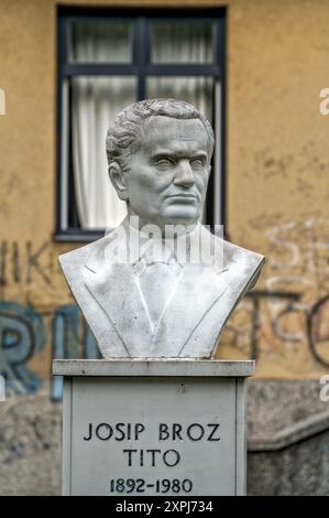 Travnik, Bosnien und Herzegowina – August 2023: Josip Broz Tito bricht im Park hinter dem Museum („Zavičajni muzej“). Stockfoto