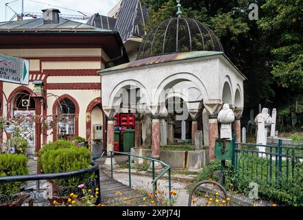 Travnik, Bosnien und Herzegowina – August 2023: Turbe in Cultural Landscape at Plava voda. Plava Voda (Blaues Wasser) ist eine Quelle unter dem Berg Vlašić Stockfoto