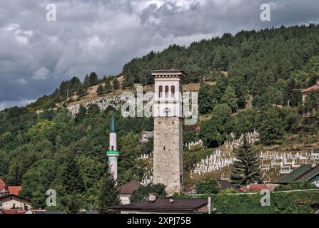 Travnik, Bosnien und Herzegowina – August 2023: Der Uhrturm („Sahat Kula“) na Musali in Travnik ist ein Nationaldenkmal von Bosnien und Herzegowina. Stockfoto