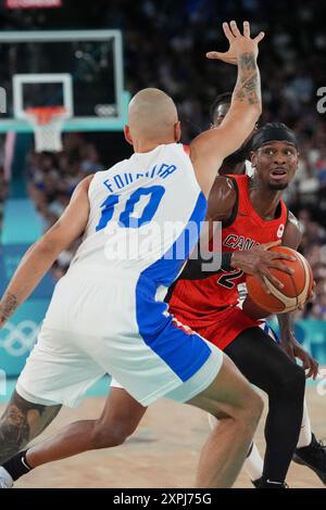 Paris, Frankreich. August 2024. Shai Gilgeous-Alexander von Kanada (2) sucht einen offenen Mann, als er von Evan Fournier (10) bei den Olympischen Spielen 2024 in Paris am Dienstag, den 6. August 2024 gedeckt wird. Foto: Richard Ellis/UPI Credit: UPI/Alamy Live News Stockfoto