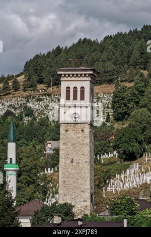 Travnik, Bosnien und Herzegowina – August 2023: Der Uhrturm („Sahat Kula“) na Musali in Travnik ist ein Nationaldenkmal von Bosnien und Herzegowina. Stockfoto