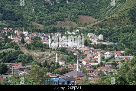 Travnik, Bosnien und Herzegowina – August 2023: Overlookig Old Town Travnik. Stockfoto