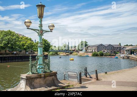 Verzierte gusseiserne Lampenpfosten am Exeter Quay am Fluss exe, Exeter, Devon, Devonshire, England Stockfoto