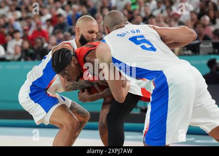 Paris, Frankreich. August 2024. Evan Fournier aus Frankreich (10) und Nicolas Batum aus Frankreich (5) schwärmen Shai Gilgeous-Alexander aus Kanada (2) bei den Olympischen Spielen 2024 in Paris, Frankreich am Dienstag, den 6. August 2024. Foto: Richard Ellis/UPI Credit: UPI/Alamy Live News Stockfoto
