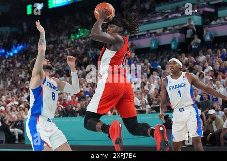 Paris, Frankreich. August 2024. Luguentz Dort aus Kanada (0) sucht nach einem offenen Mann, während Isaia Cordinier aus Frankreich (8) bei den Olympischen Spielen 2024 in Paris am Dienstag, den 6. August 2024, in Frankreich gedeckt wird. Foto: Richard Ellis/UPI Credit: UPI/Alamy Live News Stockfoto