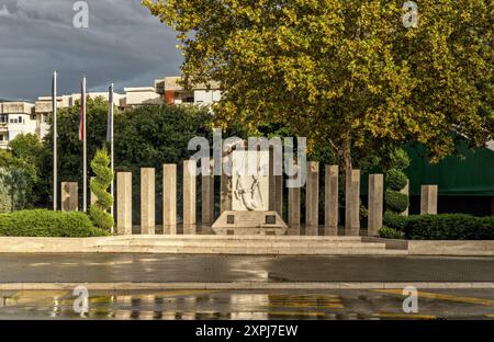 Mostar, Bosnien und Herzegowina – August 2023: Kroatisches HVO 1992-1995 Kriegsdenkmal neben der Kathedrale. Stockfoto