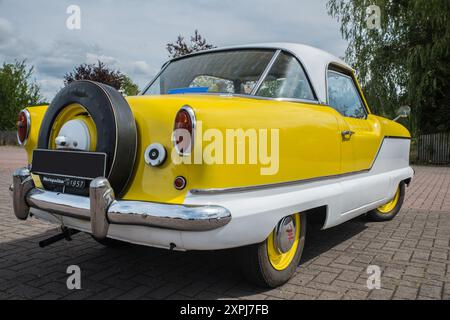 Rückansicht eines 1957 Metropoliten in Gelb und weiß, auch als Nash Metropolitan und Hudson Metropolitan vermarktet Stockfoto