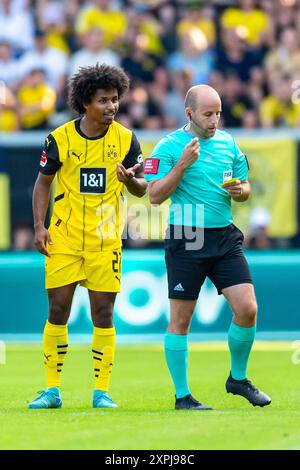 Gelbe Karte für Karim Adeyemi (27, Borussia Dortmund) von Schiedsrichter Walter Altmann AUT, BVB Borussia Dortmund vs FC Villareal, Fussball, Vorbereitung, Saison 2024/25, 06.08.2024, Foto: Eibner-Pressefoto/Florian Wolf Stockfoto