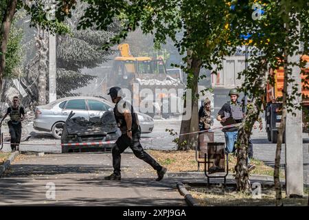 Charkiv, Ukraine. August 2024. Ukrainische Notfallreaktion und Rettungskräfte eilten, um Schutz zu suchen, weil sie Angst vor einem Doppelschlag hatten, nachdem sie am Dienstag, den 6. August 2024, Geheimdienste am Tatort erhalten hatten. Der russische Angriff auf Charkiw verletzte acht Menschen und verursachte erhebliche Schäden an 15 Gebäuden, Büros, einer Poliklinik, einer Universität und 25 Autos. (VX Photo/Vudi Xhymshiti). Credit: VX Pictures/Alamy Live News Credit: VX Pictures/Alamy Live News Stockfoto