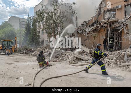 Charkiv, Ukraine. August 2024. Die Feuerwehr ist bestrebt, die Flammen im betroffenen Gebäude zu löschen. Bei dem russischen Angriff auf Charkiw am Dienstag, den 6. August 2024, wurden 8 Personen verletzt und 15 Gebäude, Büros, eine Poliklinik, eine Universität und 25 Autos wurden schwer beschädigt. (VX Photo/ Vudi Xhymshiti) Credit: VX Pictures/Alamy Live News Credit: VX Pictures/Alamy Live News Stockfoto