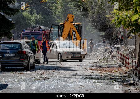 Charkiv, Ukraine. August 2024. Ein ukrainischer Zivilist fährt am Dienstag, den 6. August 2024, sein Auto mit einer zertrümmerten Windschutzscheibe vom Ort des Streiks weg. Der russische Angriff auf Charkiw verletzte acht Menschen und verursachte erhebliche Schäden an 15 Gebäuden, Büros, einer Poliklinik, einer Universität und 25 Autos. (VX Photo/ Vudi Xhymshiti) Credit: VX Pictures/Alamy Live News Credit: VX Pictures/Alamy Live News Stockfoto