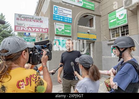 Charkiv, Ukraine. August 2024. Dmitry Chubenko, Sprecher der Staatsanwaltschaft, spricht mit der Presse. Bei dem russischen Angriff auf Charkiw am Dienstag, den 6. August 2024, wurden 8 Personen verletzt und 15 Gebäude, Büros, eine Poliklinik, eine Universität und 25 Autos wurden schwer beschädigt. (VX Photo/Vudi Xhymshiti). Credit: VX Pictures/Alamy Live News Credit: VX Pictures/Alamy Live News Stockfoto