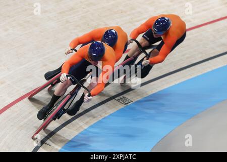 Saint Quentin En Yvelines, Frankreich. August 2024. Olympische Spiele, Paris 2024, Radfahren, Rennstrecke, Teamsprint, Männer, 1. Runde, die Mannschaft aus den Niederlanden ist im Rennen. Quelle: Jan Woitas/dpa/Alamy Live News Stockfoto