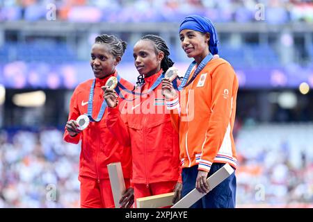 Paris, Frankreich. August 2024. PARIS, FRANKREICH - 6. AUGUST: Beatrice Chebet von Kenia Gewinnerin der Silbermedaille, Faith Kipyegon von Kenia Gewinnerin der Goldmedaille, Sifan Hassan aus den Niederlanden feiert bronzemedaille während der Medaillenzeremonie nach Teilnahme am 5000-m-Finale der Frauen - Medaillenzeremonie am 11. Tag der Leichtathletik - Olympischen Spiele 2024 in Paris, Frankreich am 6. August 2024 im Stade de France. (Foto von Andy Astfalck/BSR Agency) Credit: BSR Agency/Alamy Live News Stockfoto