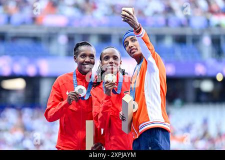 Paris, Frankreich. August 2024. PARIS, FRANKREICH - 6. AUGUST: Beatrice Chebet von Kenia Gewinnerin der Silbermedaille, Faith Kipyegon von Kenia Gewinnerin der Goldmedaille, Sifan Hassan aus den Niederlanden feiert bronzemedaille während der Medaillenzeremonie nach Teilnahme am 5000-m-Finale der Frauen - Medaillenzeremonie am 11. Tag der Leichtathletik - Olympischen Spiele 2024 in Paris, Frankreich am 6. August 2024 im Stade de France. (Foto von Andy Astfalck/BSR Agency) Credit: BSR Agency/Alamy Live News Stockfoto