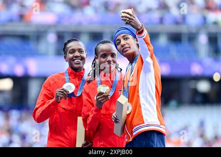 Paris, Frankreich. August 2024. PARIS, FRANKREICH - 6. AUGUST: Beatrice Chebet von Kenia Gewinnerin der Silbermedaille, Faith Kipyegon von Kenia Gewinnerin der Goldmedaille, Sifan Hassan aus den Niederlanden feiert bronzemedaille während der Medaillenzeremonie nach Teilnahme am 5000-m-Finale der Frauen - Medaillenzeremonie am 11. Tag der Leichtathletik - Olympischen Spiele 2024 in Paris, Frankreich am 6. August 2024 im Stade de France. (Foto von Andy Astfalck/BSR Agency) Credit: BSR Agency/Alamy Live News Stockfoto