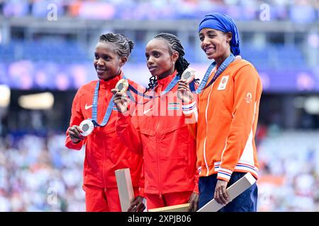 Paris, Frankreich. August 2024. PARIS, FRANKREICH - 6. AUGUST: Beatrice Chebet von Kenia Gewinnerin der Silbermedaille, Faith Kipyegon von Kenia Gewinnerin der Goldmedaille, Sifan Hassan aus den Niederlanden feiert bronzemedaille während der Medaillenzeremonie nach Teilnahme am 5000-m-Finale der Frauen - Medaillenzeremonie am 11. Tag der Leichtathletik - Olympischen Spiele 2024 in Paris, Frankreich am 6. August 2024 im Stade de France. (Foto von Andy Astfalck/BSR Agency) Credit: BSR Agency/Alamy Live News Stockfoto